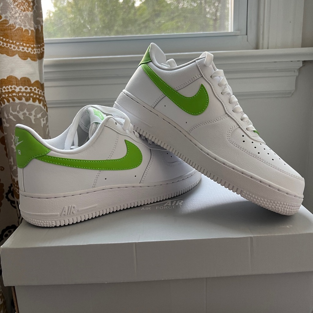 Women’s Air Force One White/Action Green Size 9